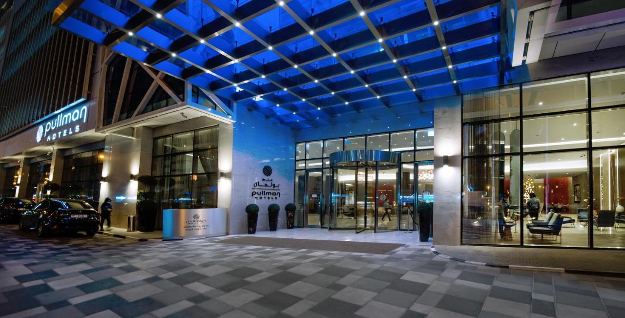 Pullman Sharjah Hotel Eksteriør billede Entrance of the hotel