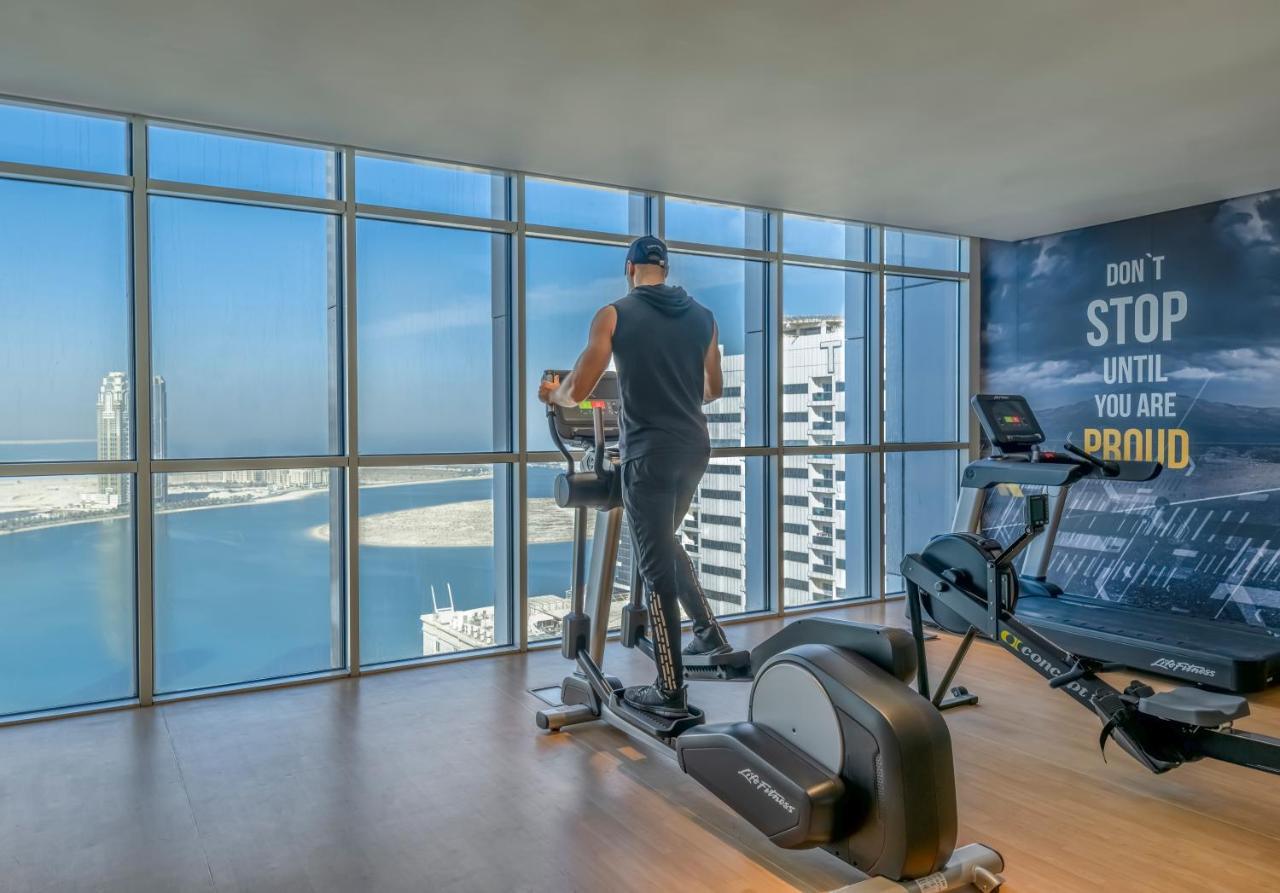Pullman Sharjah Hotel Eksteriør billede A man using a cross trainer