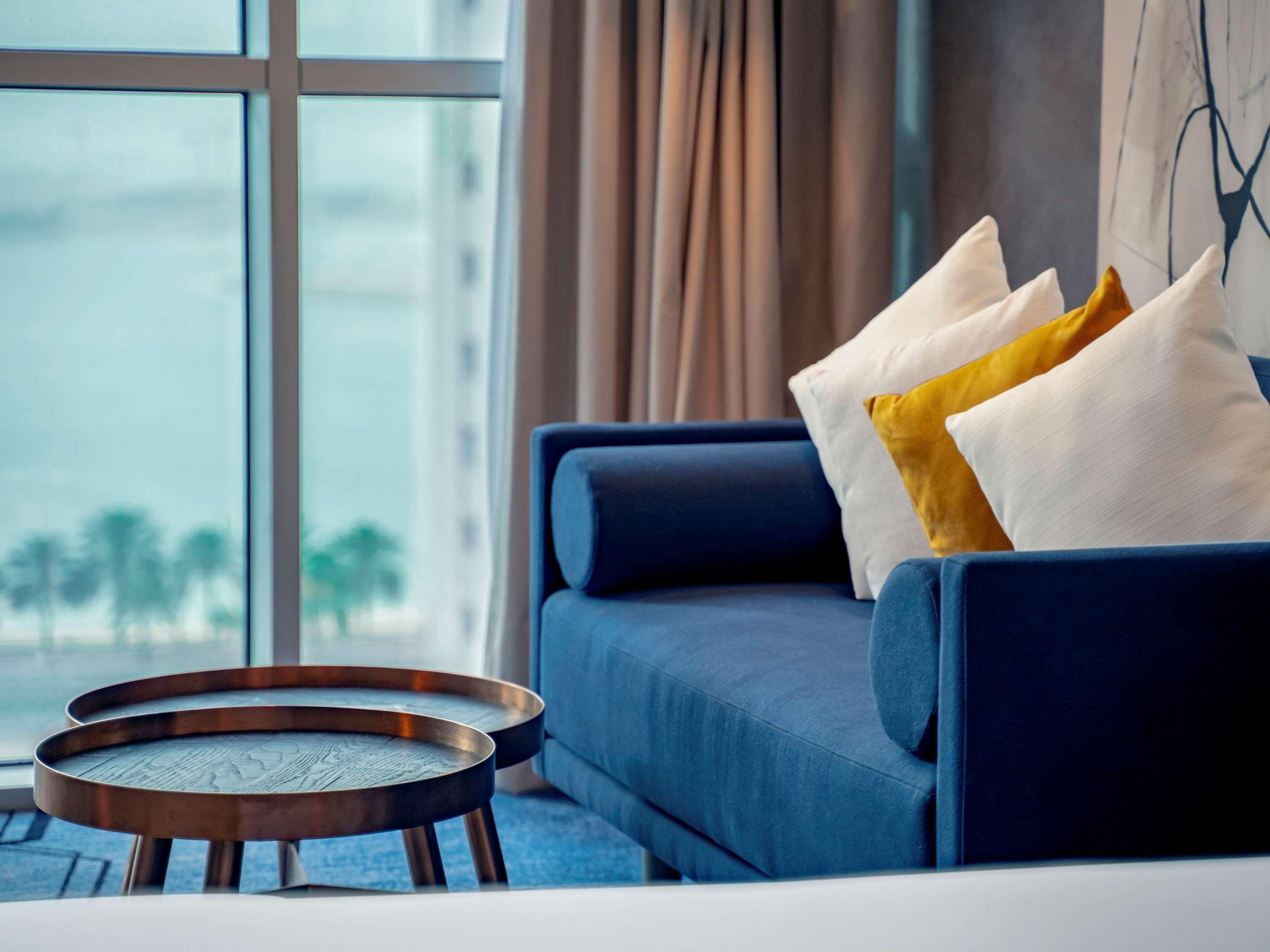 Pullman Sharjah Hotel Eksteriør billede A sofa in a hotel room