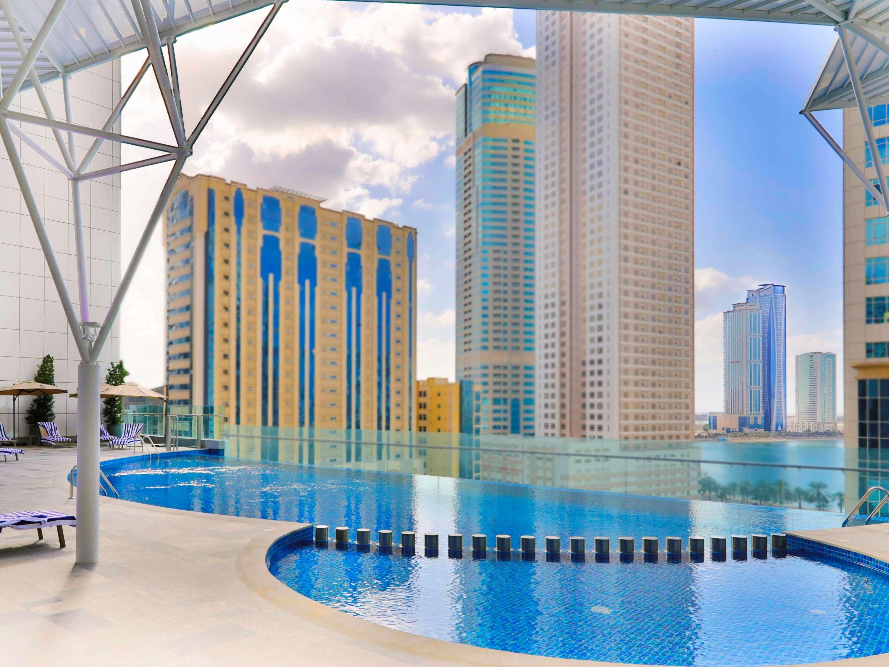 Pullman Sharjah Hotel Eksteriør billede The swimming pool at the complex